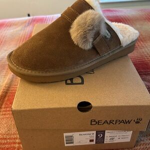 These are warm and cuddly slippers brand new equivalent to UGG!